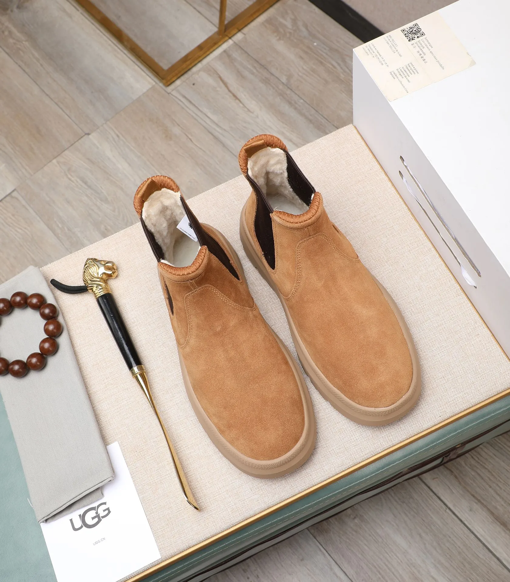 Men's shoes 💰620 Please note the quality of the original order and compare the thickness of the wool 🏮🏮 Popular UGG from Australia's warm luxury brand men's shoes, the official website is synchronized, Beckham men's style..., made of imported top-layer waxed cowhide, waxed toe cap, Australian genuine wool velvet lining Carefully sewn...Imported rubber Martin boots outsole (comfortable, soft and wear-resistant). I really like the quality..Exquisite workmanship. You can't put it down at first sight. Size 39-44